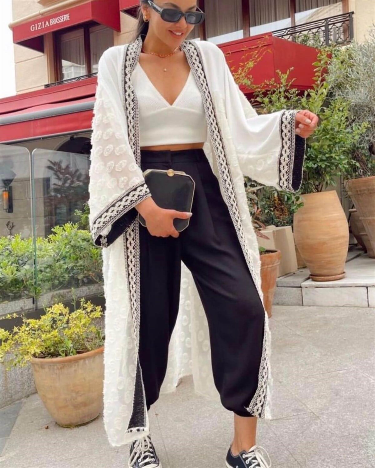 Beyaz Etek Ucu Siyah Nakış Detay Çiçek Motifli Kimono Ceket