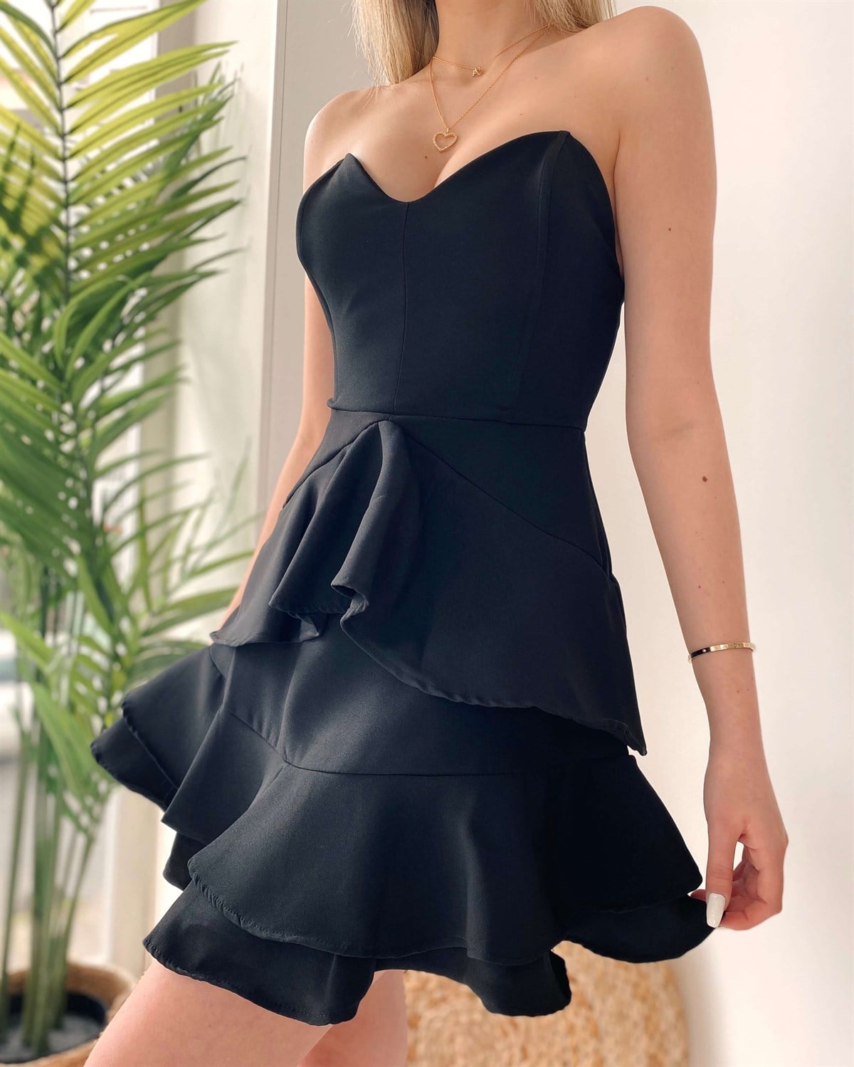 Kalp Yaka Mini Fırfır Elbise