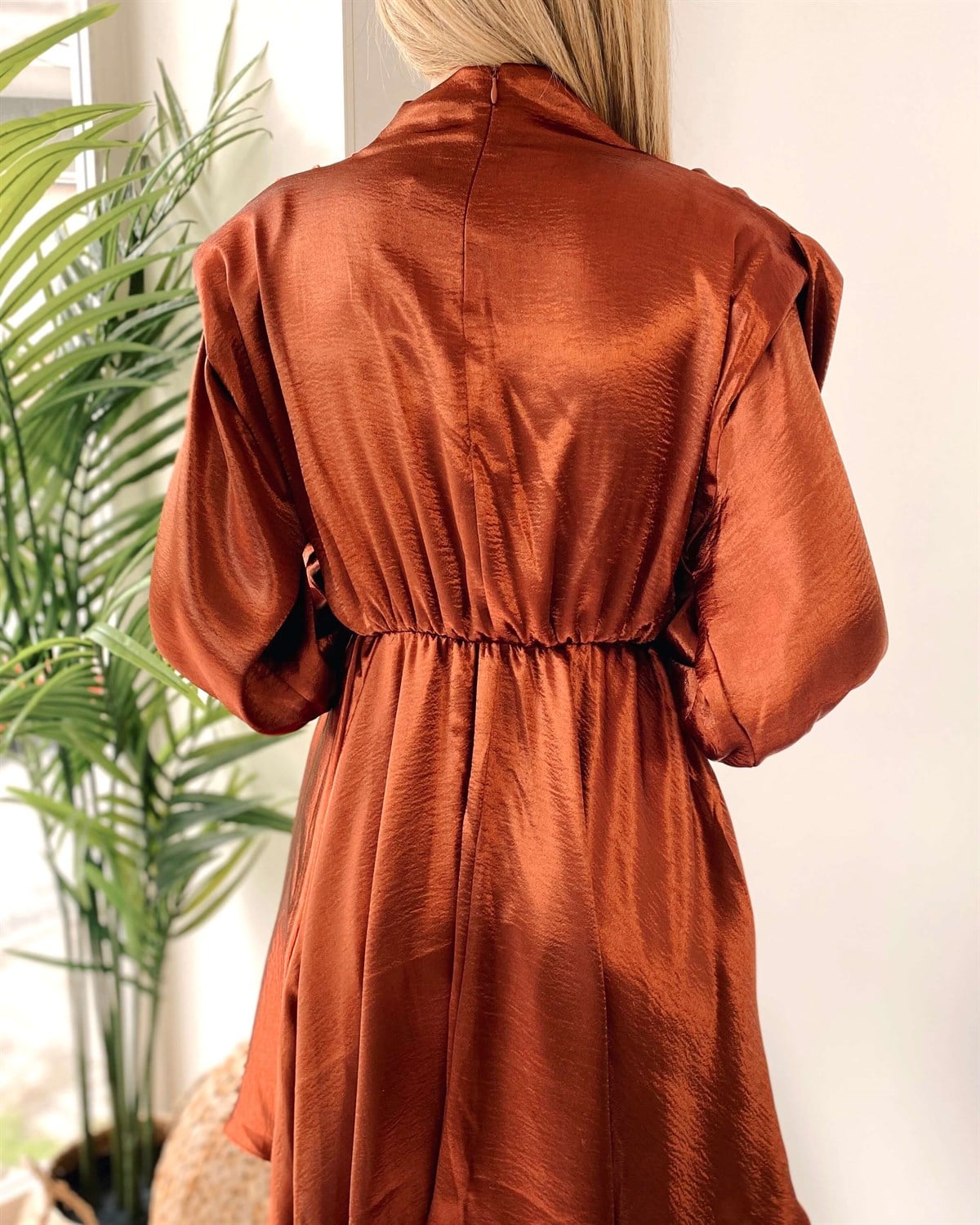 Omuz Vatkalı Saten Drape Elbise