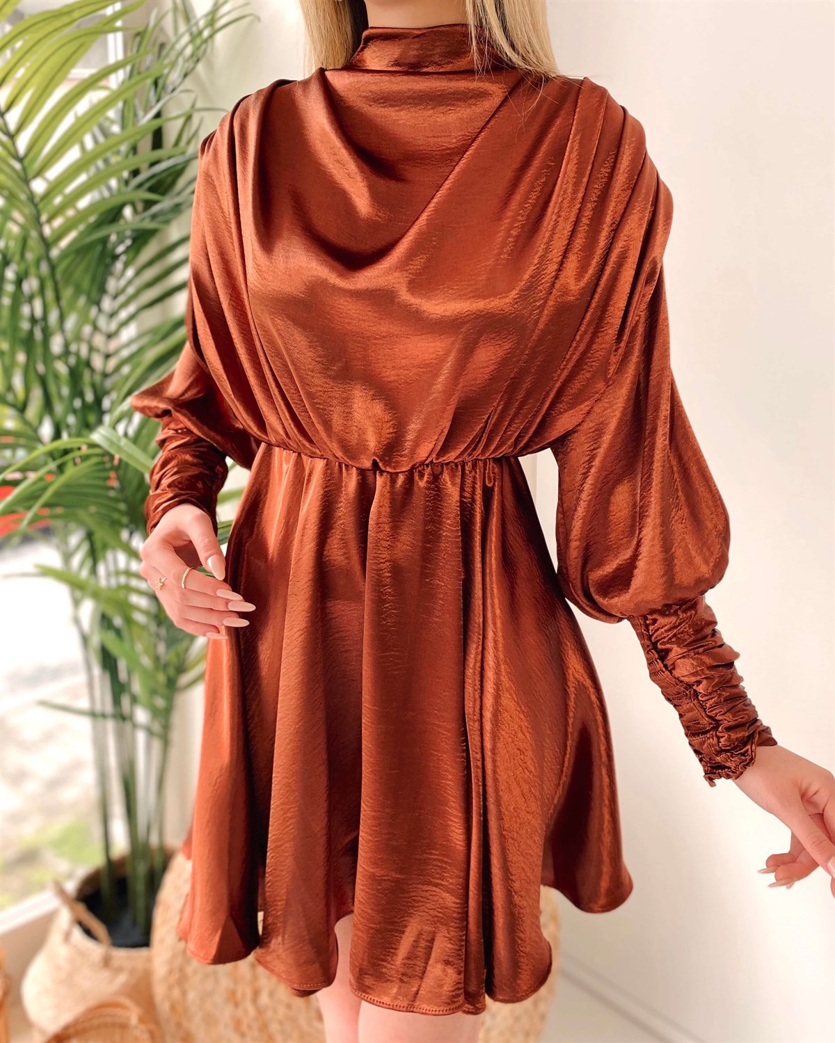Omuz Vatkalı Saten Drape Elbise