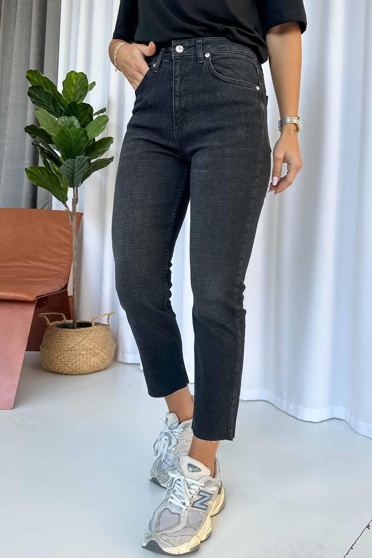 Paçası Kesik Detay Yüksek Bel Boyfit Jean - Siyah
