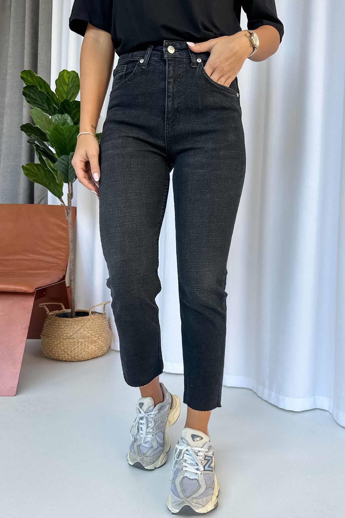 Paçası Kesik Detay Yüksek Bel Boyfit Jean - Siyah