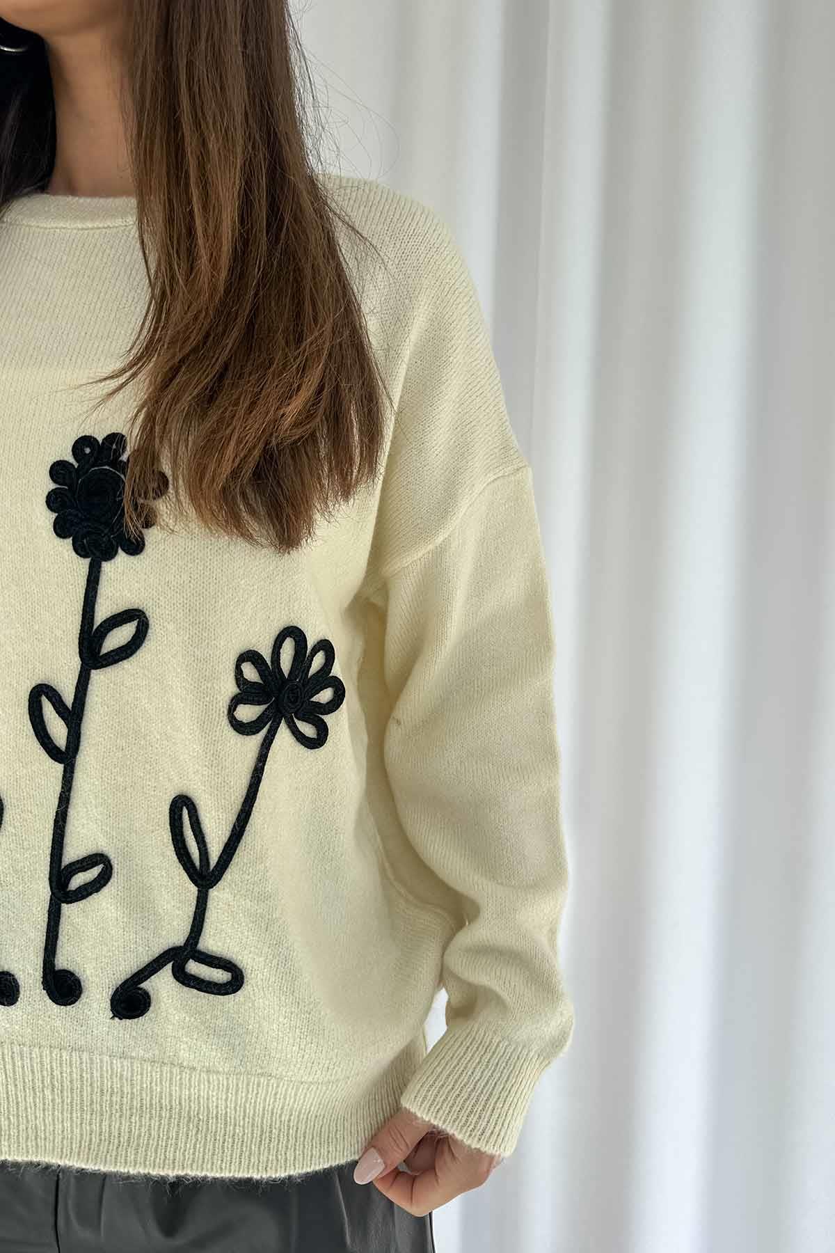Papatya Motif Biye Detay Kadın Triko Kazak - Ekru