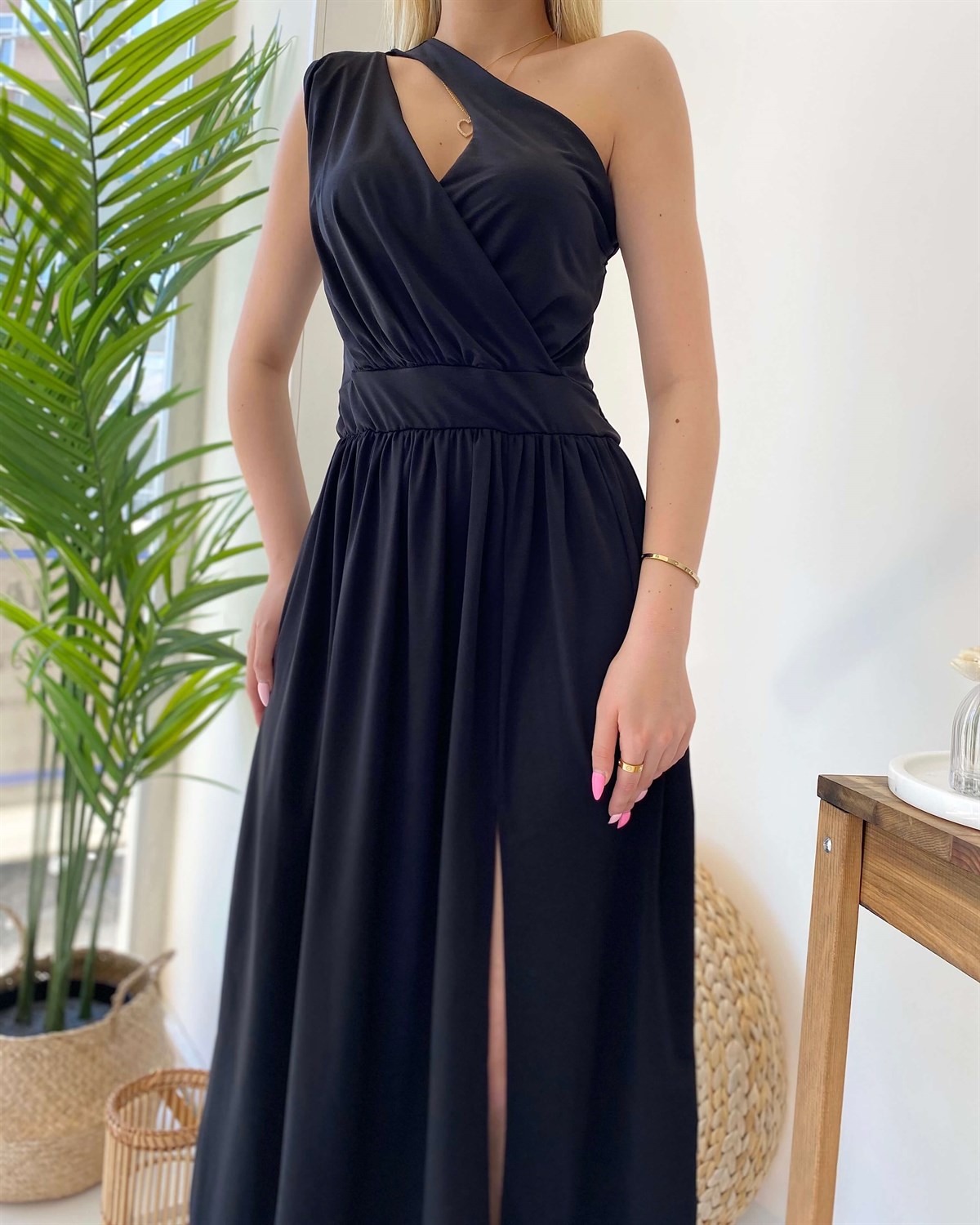 Tek Kol Damla Dekolte Elbise - Siyah