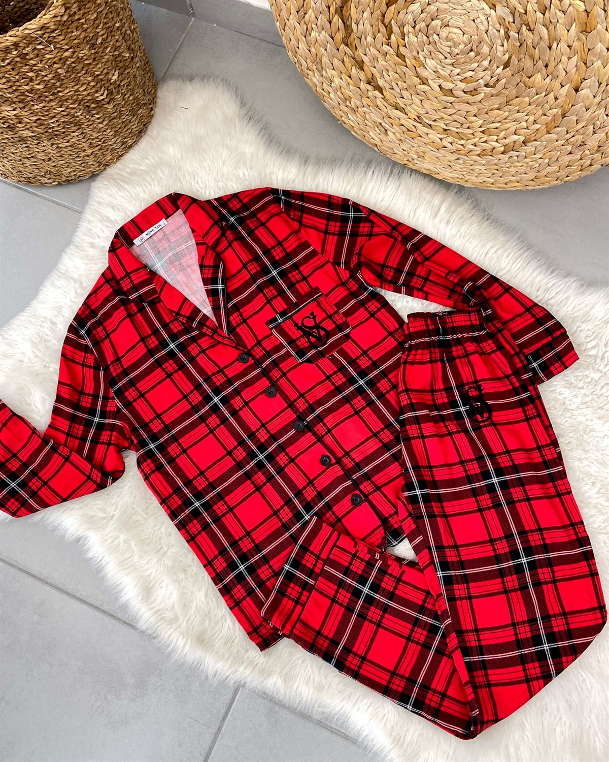 Vs Biyeli Kırmızı Kareli Pijama Takımı
