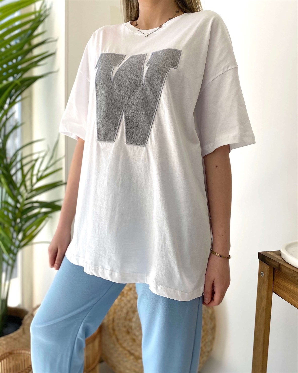 W işlemeli Kadın T-shirt
