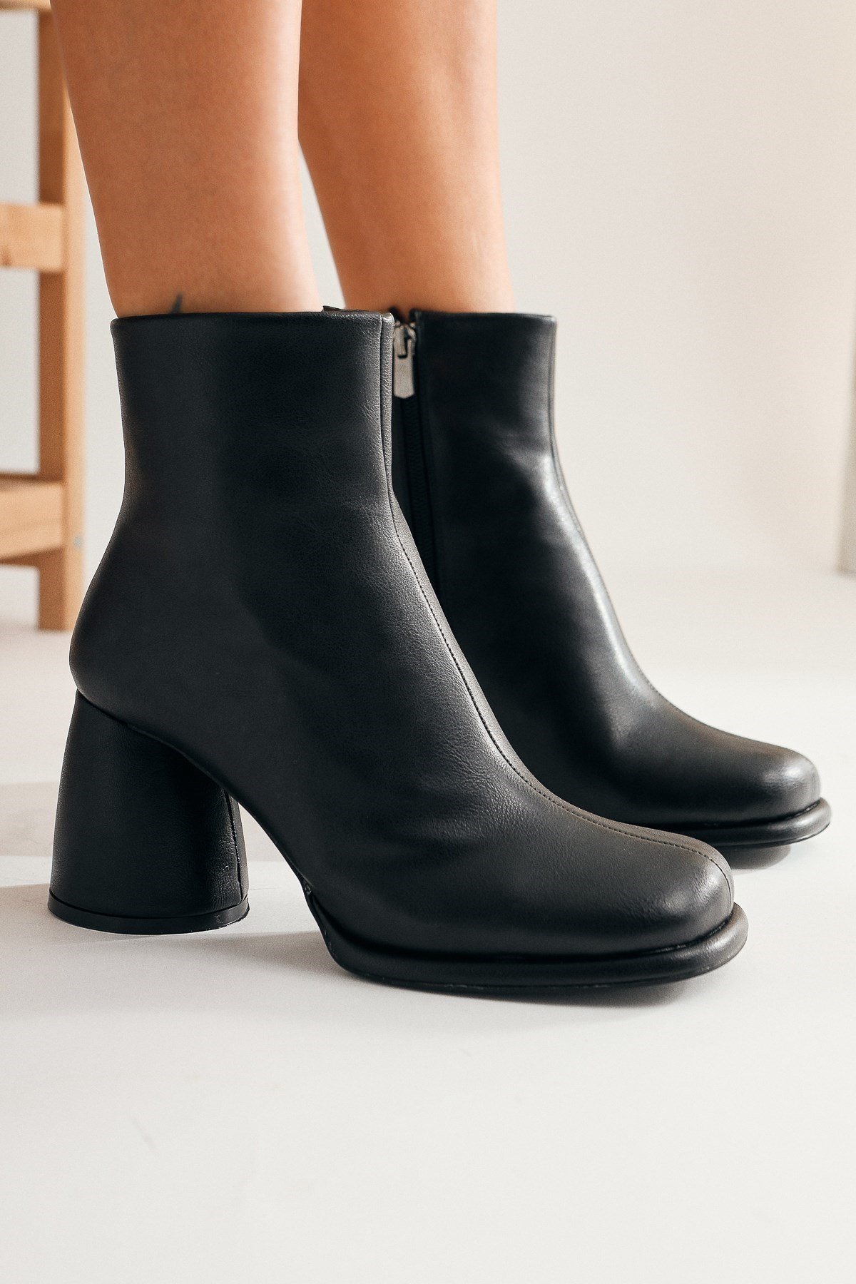 Anuta Siyah Oval Topuklu Deri Bot