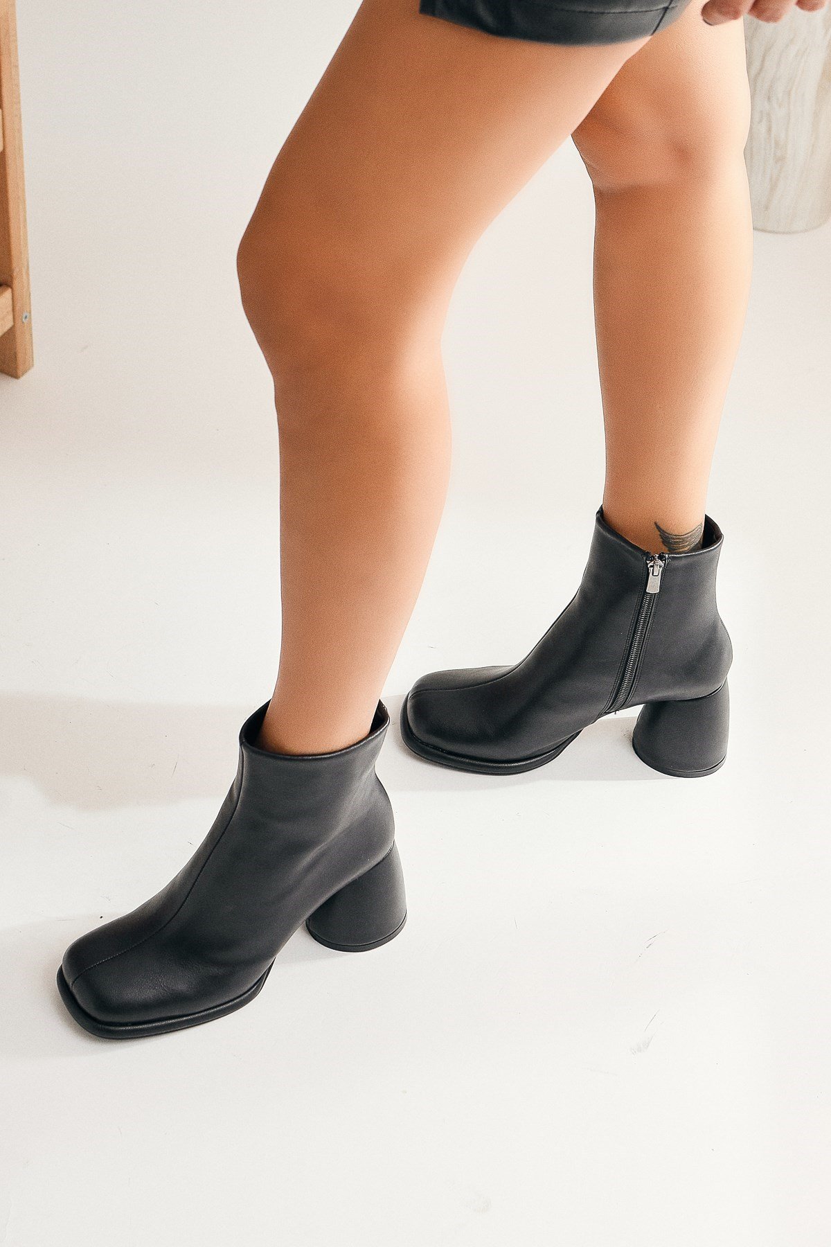 Anuta Siyah Oval Topuklu Deri Bot