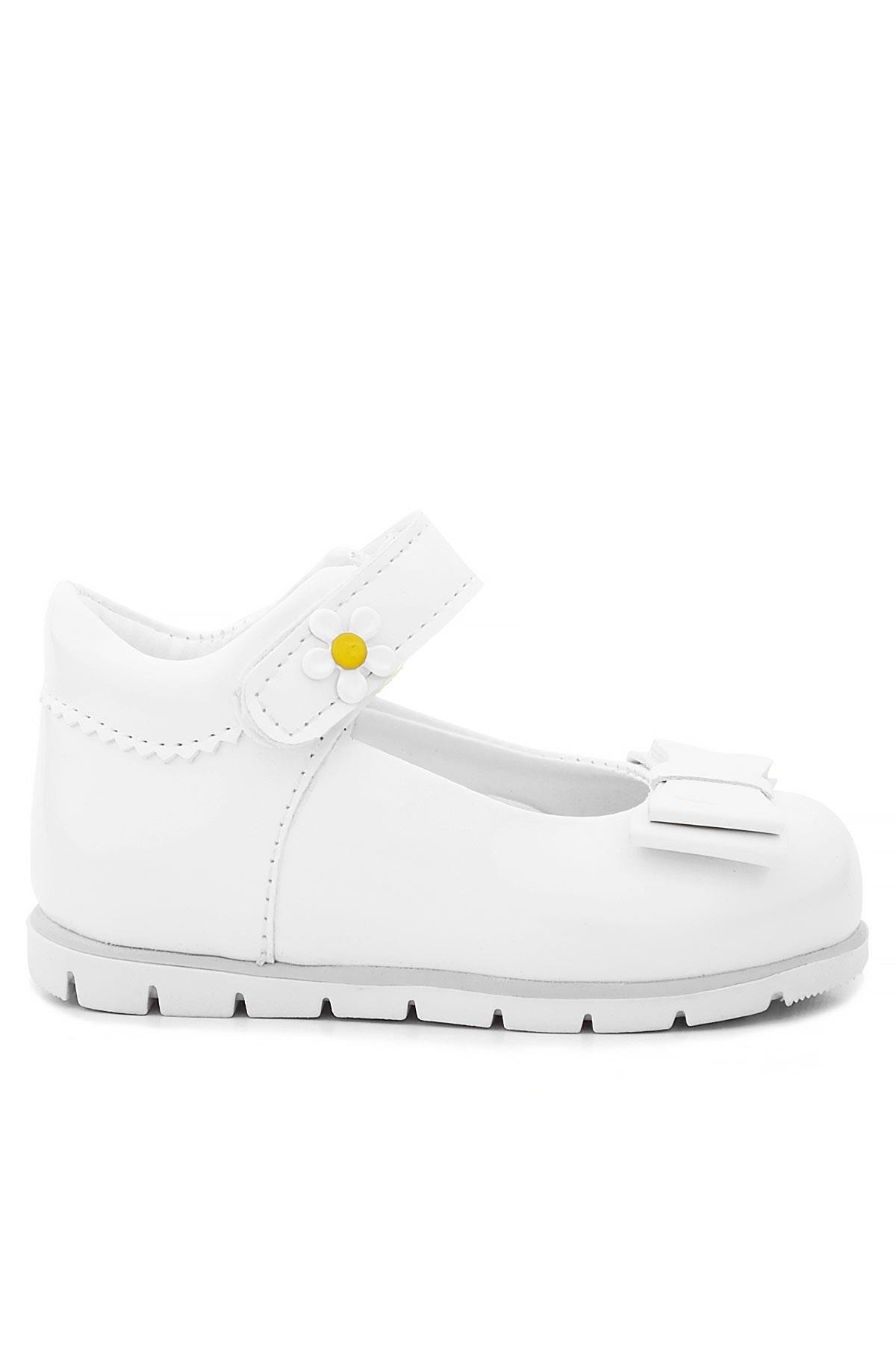 Rakerplus Beyaz Rugan Fiyonklu Papatya Detaylı Kız Bebek Babet Ayakkabı