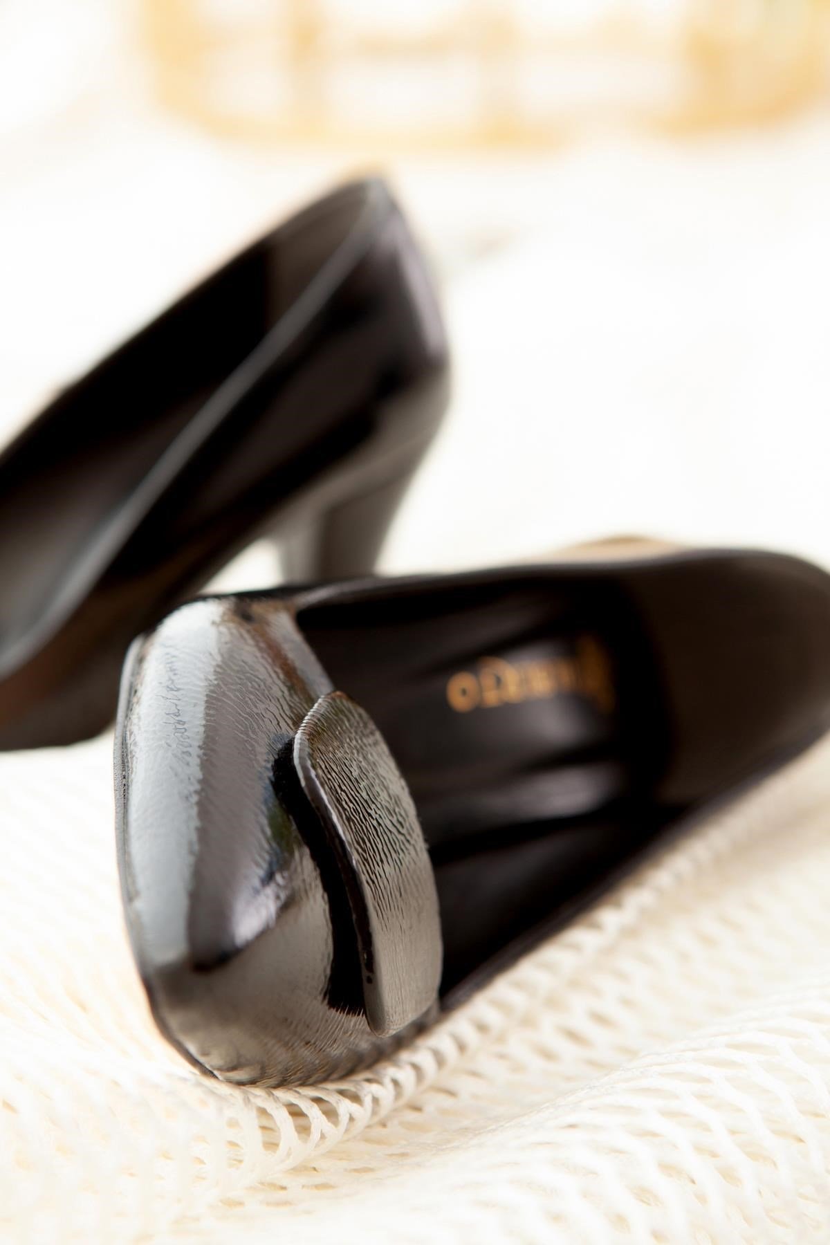 Scarlet Siyah Kırışık Rugan Tokalı Kısa Topuklu Stiletto