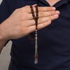 Metal Püsküllü Kestane Kahvesi Sıkma Kehribar Tesbih