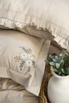 Şaheser Home Collection Fiorella Yatak Örtüsü Seti, Fırfır Detaylı %100 Pamuk Jakarlı Kumaş, El Nakışlı 6'lı Yatak Örtüsü