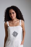 Zergama Tulum Naturel %100 Pamuk Vual, Kare Yaka, Düğmeli Kalın Askılar Ve Siyah Spiral Güneş Nakışlı Göğüs Cebi