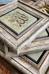 Oscar Stone Decor Çerçeveli Taş Duvar Dekoru Tablo 20x20cm 3'lü Set Allah