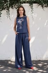 Mio Gusto'da şık ve trend Denim Görünümlü Kolsuz Bluz ve Palazzo Pantolon Takımı! Tarzınızı yansıtan kombinler için hemen ziyaret edin.