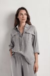 miogusto.com.tr'de gri renk çizgili %100 pamuklu gömlek ve pantolon takımları! Şıklığı ve rahatlığı bir arada sunan bu takımlar, şimdi sizi bekliyor. Hemen inceleyin!