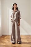 miogusto.com.tr'de kahverengi çizgili %100 pamuklu gömlek ve pantolon takımları! Şıklığı ve rahatlığı bir arada sunan bu takımlar, şimdi sizi bekliyor. Hemen inceleyin!