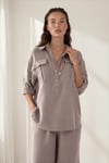 miogusto.com.tr'de kahverengi çizgili %100 pamuklu gömlek ve pantolon takımları! Şıklığı ve rahatlığı bir arada sunan bu takımlar, şimdi sizi bekliyor. Hemen inceleyin!