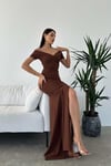 Kahverengi Krep Kumaş Kısa Kollu Kayık Yaka Yırtmaç Detay Maxi Boy Abiye Elbise