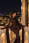 Kahverengi Uzun Kollu Boğazlı Bel Tasarımlı Maxi Boy Sandy Kumaş Elbise