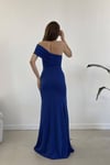 Saks Mavisi Krep Kumaş Straplez Tek Omuz Büzgü Ve Yırtmaç Detay Maxi Boy Elbise