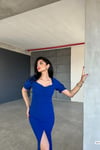 Saks Mavisi Önden Yırtmaçlı Düğme Detay Kısa Kollu Krep Elbise