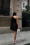 Siyah Gül Detay Tek Kol Pelerinli Krep Kumaş Mini Elbise