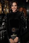 Siyah Kolları İncili Kadife Kumaş Kadın Bluz