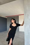 Siyah Önden Yırtmaçlı Düğme Detay Kısa Kollu Krep Elbise