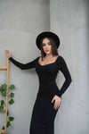 Siyah Sandy Kumaş Göğüs Glop Detaylı Yırtmaç Dekolteli Maxi Boy Elbise