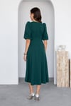 Zümrüt Krep Kumaş Fiyonk Detay Göğüs Dekolteli Midi Boy Elbise