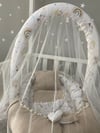 Jaju Baby Kahve Pike Kumaş Kombineli  Ponponlu Babynest ve Yorgan Oyuncak Aparat ve Tül Set