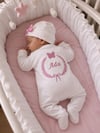 Jaju Baby Kişiye Özel İsim İşlemeli Kelebek Nakışlı Tulum ve Şapka Seti %100 Pamuk Yenidoğan Bebek Takımı