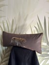 E812-3080 KAHVERENGİ KADİFE ZEMİN LEOPAR DESEN