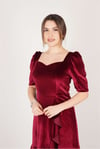 Kadife Kumaş Fırfır Detaylı Elbise - Bordo