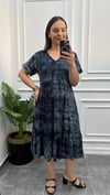 Büyük Beden V Yakalı Batik Desenli Elbise