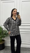 Karyoka Dikişli Zebra Desen Siyah Takım