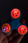 ÇinDünyadan HediyelerDNY-HD100258Keskin Hediyelik Eşya Ve TekstilIşıklı Stres Çarkı Mavi Emojili Fidget Spinner