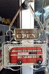 İngiltereDünyadan HediyelerDNY1510E-5469Keskin Hediyelik Eşya Ve TekstilDekoratif Metal Kapı Yazısı Londra Şehir Otobüsü Open Close 32 cm