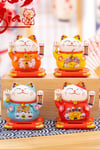 JaponyaDünyadan HediyelerDNY-HDYZMRT01KKeskin Hediyelik Eşya Ve TekstilSeramik Maneki Neko Kırmızı Güneş Enerjili Şans Kedisi 12cm No.1