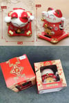 JaponyaDünyadan HediyelerDNY-HDYZMRT01KKeskin Hediyelik Eşya Ve TekstilSeramik Maneki Neko Kırmızı Güneş Enerjili Şans Kedisi 12cm No.1