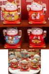 JaponyaDünyadan HediyelerDNY-HDYZMRT01KKeskin Hediyelik Eşya Ve TekstilSeramik Maneki Neko Kırmızı Güneş Enerjili Şans Kedisi 12cm No.1