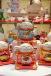 JaponyaDünyadan HediyelerDNY-HDYZMRT04TKeskin Hediyelik Eşya Ve TekstilSeramik Maneki Neko Turuncu Güneş Enerjili Şans Kedisi 12cm No.4