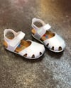 MANTAR TABANLI DERİ SANDALET GÜMÜŞ HOLOGRAM
