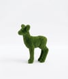 Baby roe deer Sevimli Yavru Karaca Figürlü Peyzaj Sanatı - Çelik Konstrüksiyon Yapay Çim Heykeli ve Topiary 103x86x35 cm