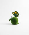 Butterfly on apple Elma Üzerinde Kelebek Figürlü Peyzaj Sanatı - Çelik Konstrüksiyon Yapay Çim Heykeli ve Topiary 310x240x120 cm