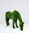 Gazig horse Otlayan At Figürlü Peyzaj Sanatı - Çelik Konstrüksiyon Yapay Çim Heykeli ve Topiary 170x255x75 cm