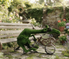 Giraffe on a Bike Bisiklet Süren Zürafa Figürlü Peyzaj Sanatı - Çelik Konstrüksiyon Yapay Çim Heykeli ve Dev Topiary 215x380x170 cm
