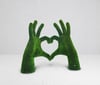 Hands heart Kalp Yapan Eller Figürlü Peyzaj Sanatı - Çelik Konstrüksiyon Yapay Çim Heykeli ve Topiary 300x300x180 cm
