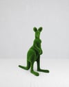 Kangaroo male Erkek Kanguru Figürlü Peyzaj Sanatı - Çelik Konstrüksiyon Yapay Çim Heykeli ve Topiary 230x190x80 cm